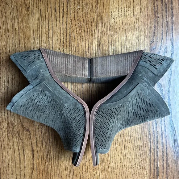 Vince Camuto Karini Olive Green
Open Toe Leather Heeled Shoes/Booties - Picture 8 of 8